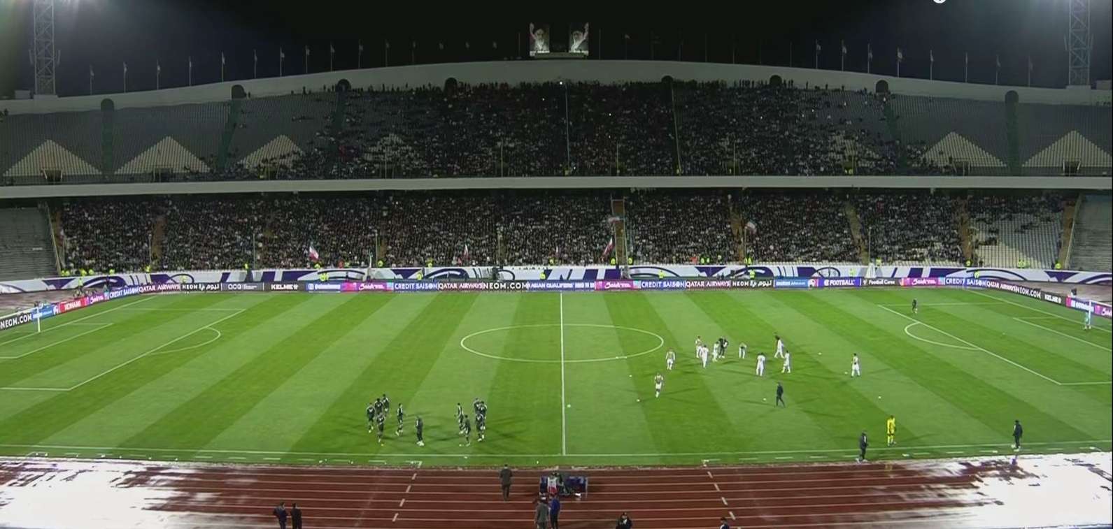 الملعب لحظة توقف المباراة