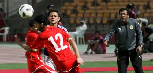 المدرب سلمان شريدة يوجه اللاعبين اثناء المباراة