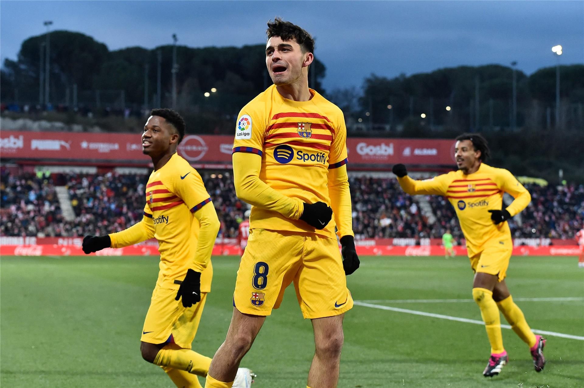 فاتي مع لاعبي برشلونة