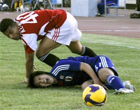ناوكي يامادا يتألم بشدة بعد أن تعرض لدخول عنيف من أحد لاعبي المنتخب اليمني
