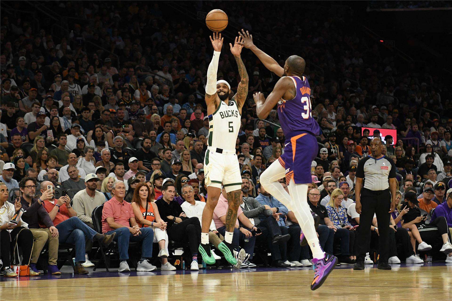 من مباراة فينيكس صنز و ميلووكي باكس