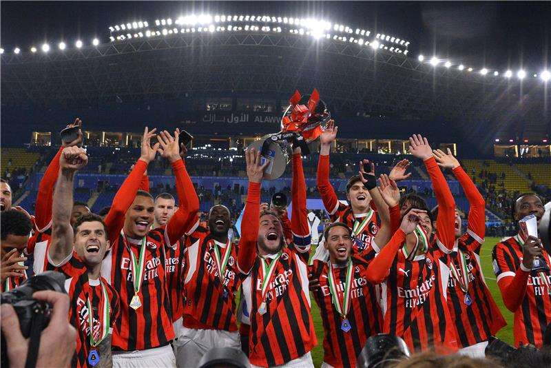 فرحة لاعبي ميلان بكأس السوبر الإيطالي 2024