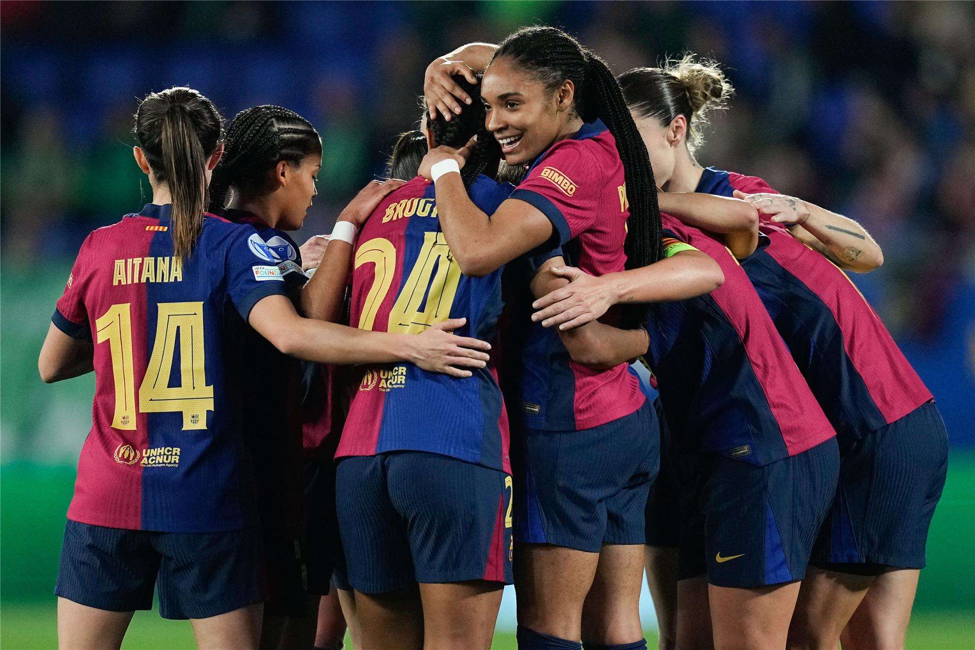 فرحة لاعبات برشلونة