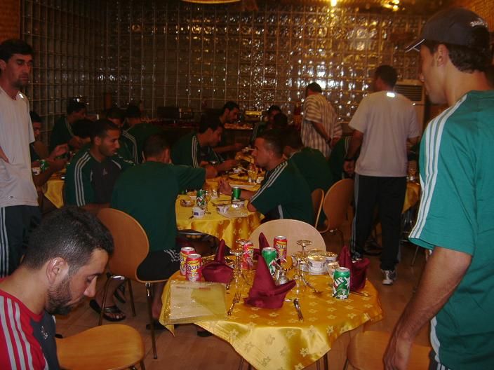 نجوم الفريق بالفندق اثناء تناول وجبة العشاء