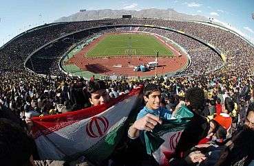 الجماهير الإيرانية تملىء استاد آزادي الشهير