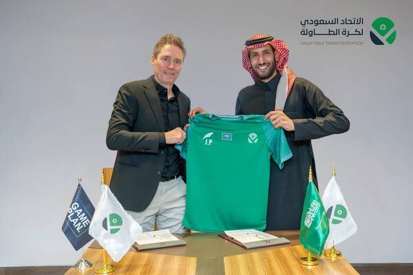 من جلسة توقيع العقود