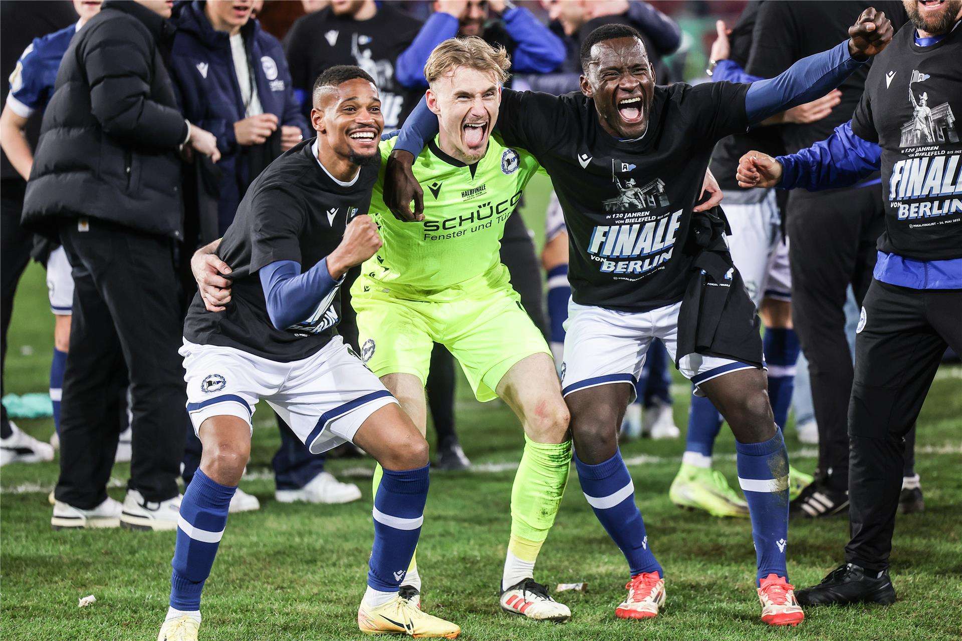 فرحة لاعبي أرمينيا بيلفيلد