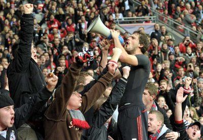 مانويل فريدرتش صاحب هدف الفوز والفرحه مع الجماهير