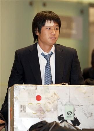 لاعب الوسط ناوكي يامادا عند وصوله لمطار هانيدا الدولي بطوكيو