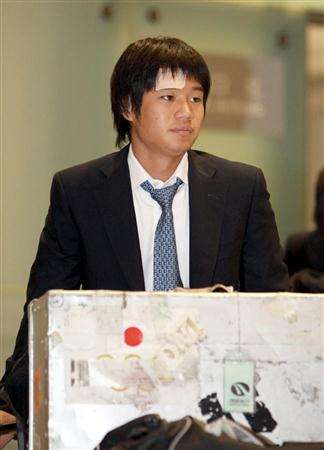 لاعب الوسط ناوكي يامادا عند وصوله لمطار هانيدا الدولي بطوكيو