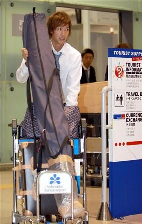 يوكي اوتسو عند وصوله للعاصمة طوكيو