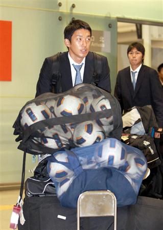 حارس المرمى شويتشي جوندا عند وصوله للعاصمة طوكيو