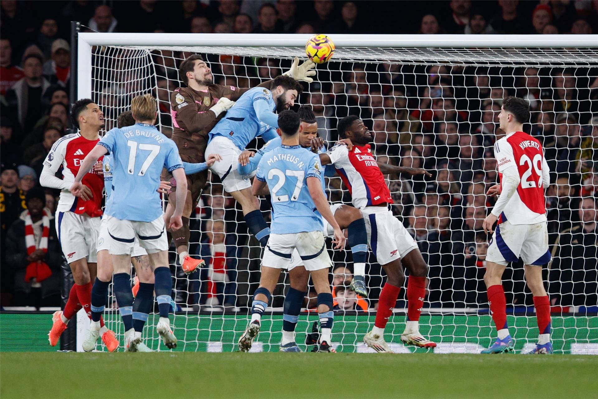 لقاء سابق بين السيتي وآرسنال