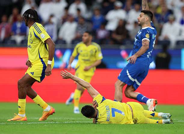 لحظة سقوط رونالدو في الديربي