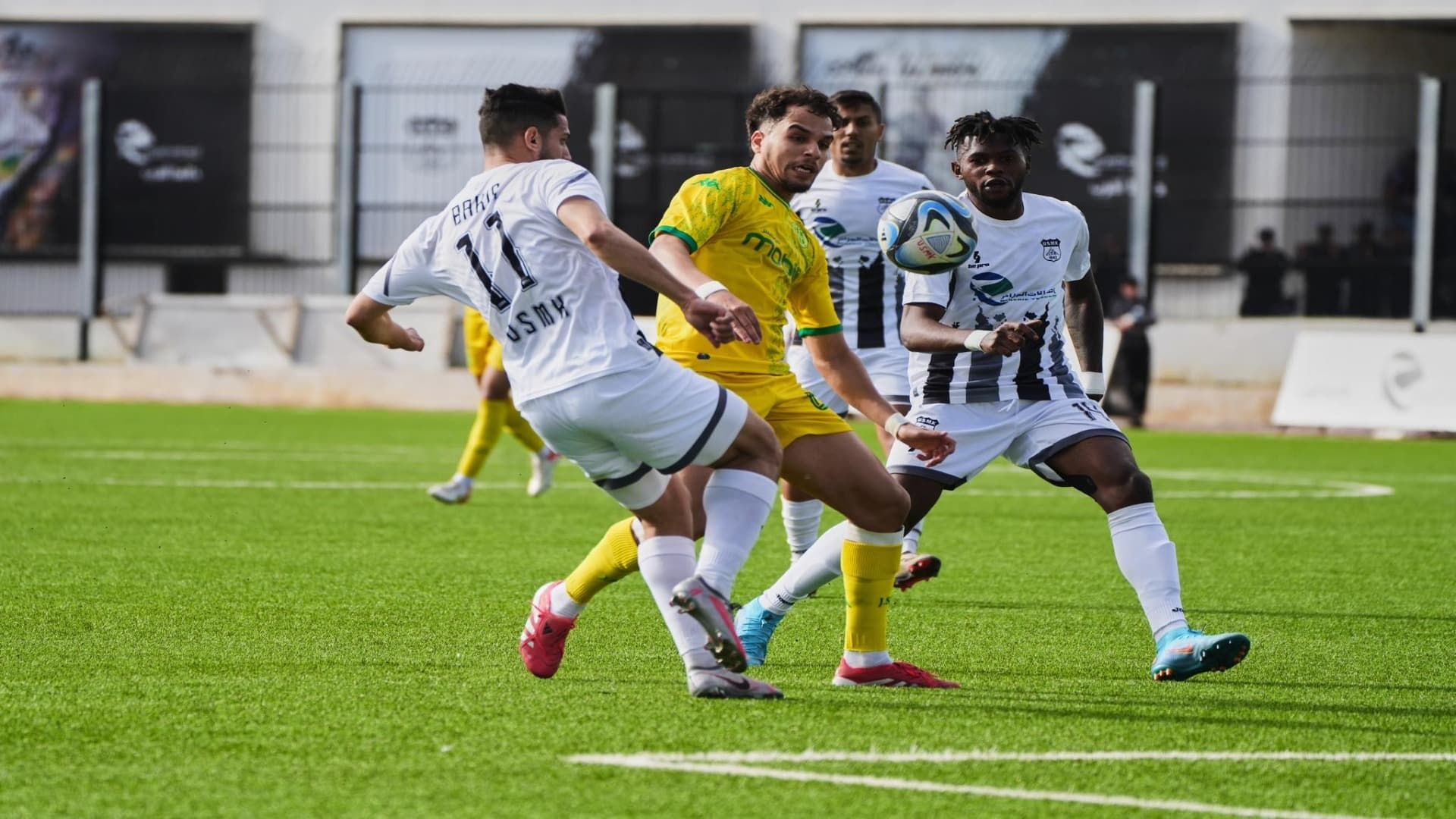 من مباراة شبيبة القبائل أمام اتحاد خنشلة