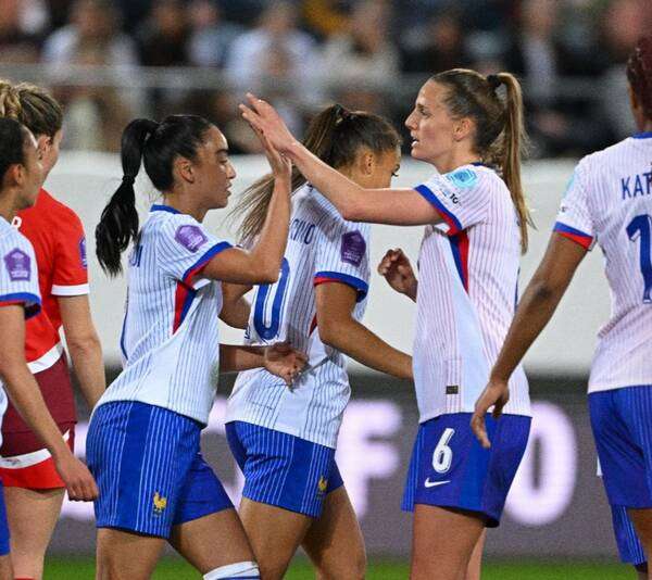 فرحة لاعبات فرنسا