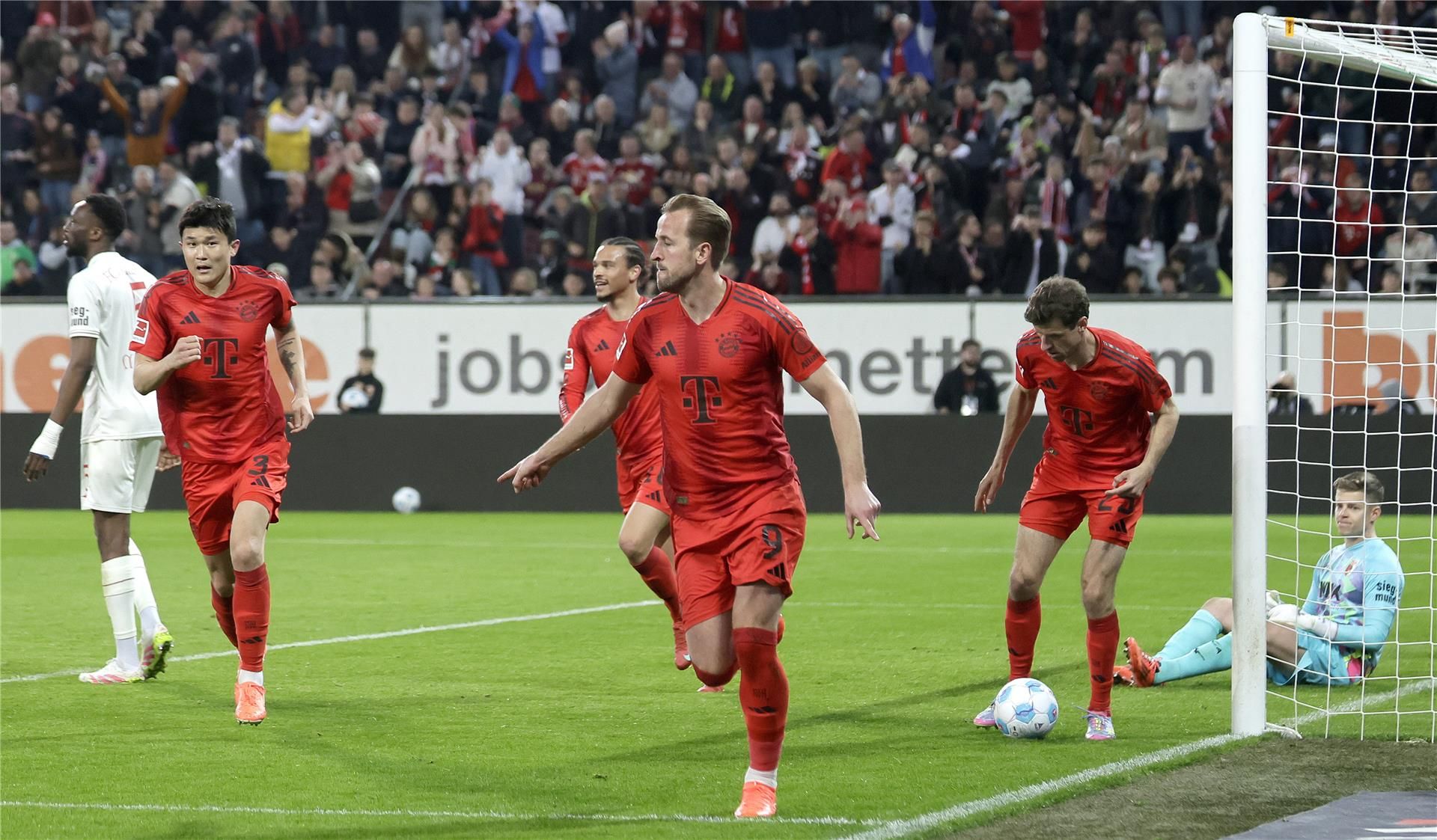 هاري كين (يمين)