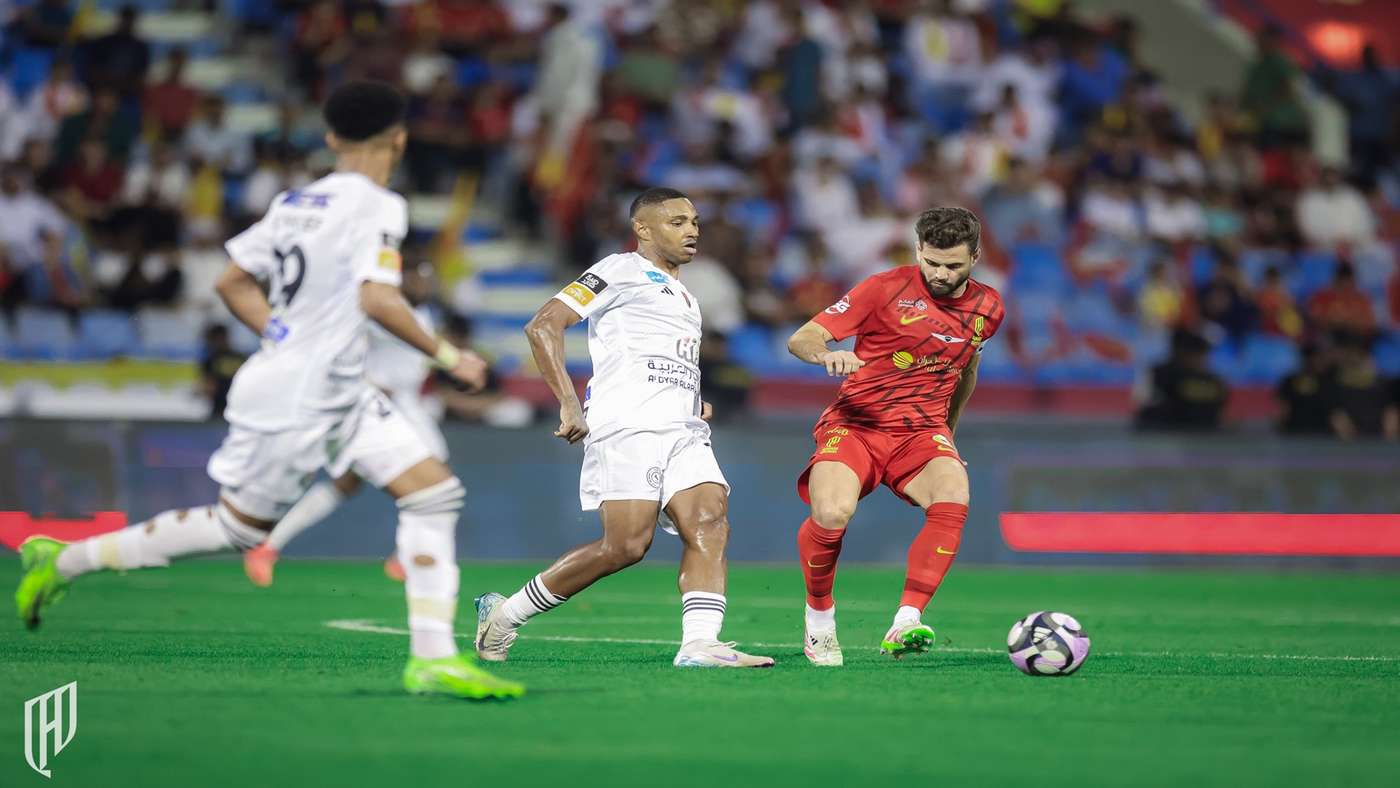 من مباراة القادسية والاتفاق