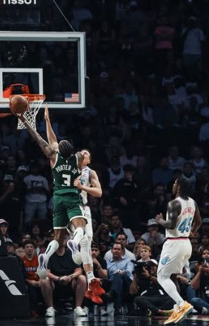 جانب من لقاء باكس وهيت