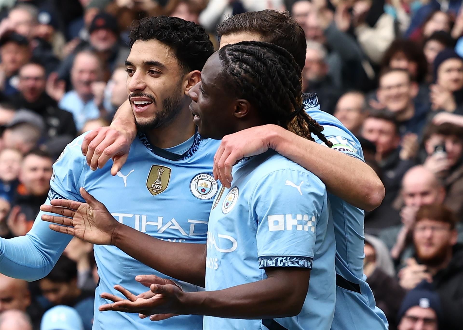 مرموش مع لاعبي مانشستر سيتي