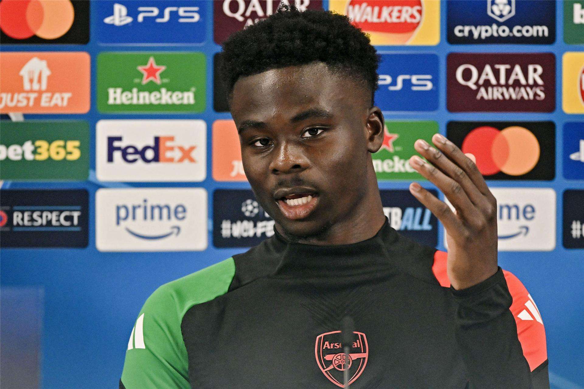 ساكا يتحدث في المؤتمر الصحفي