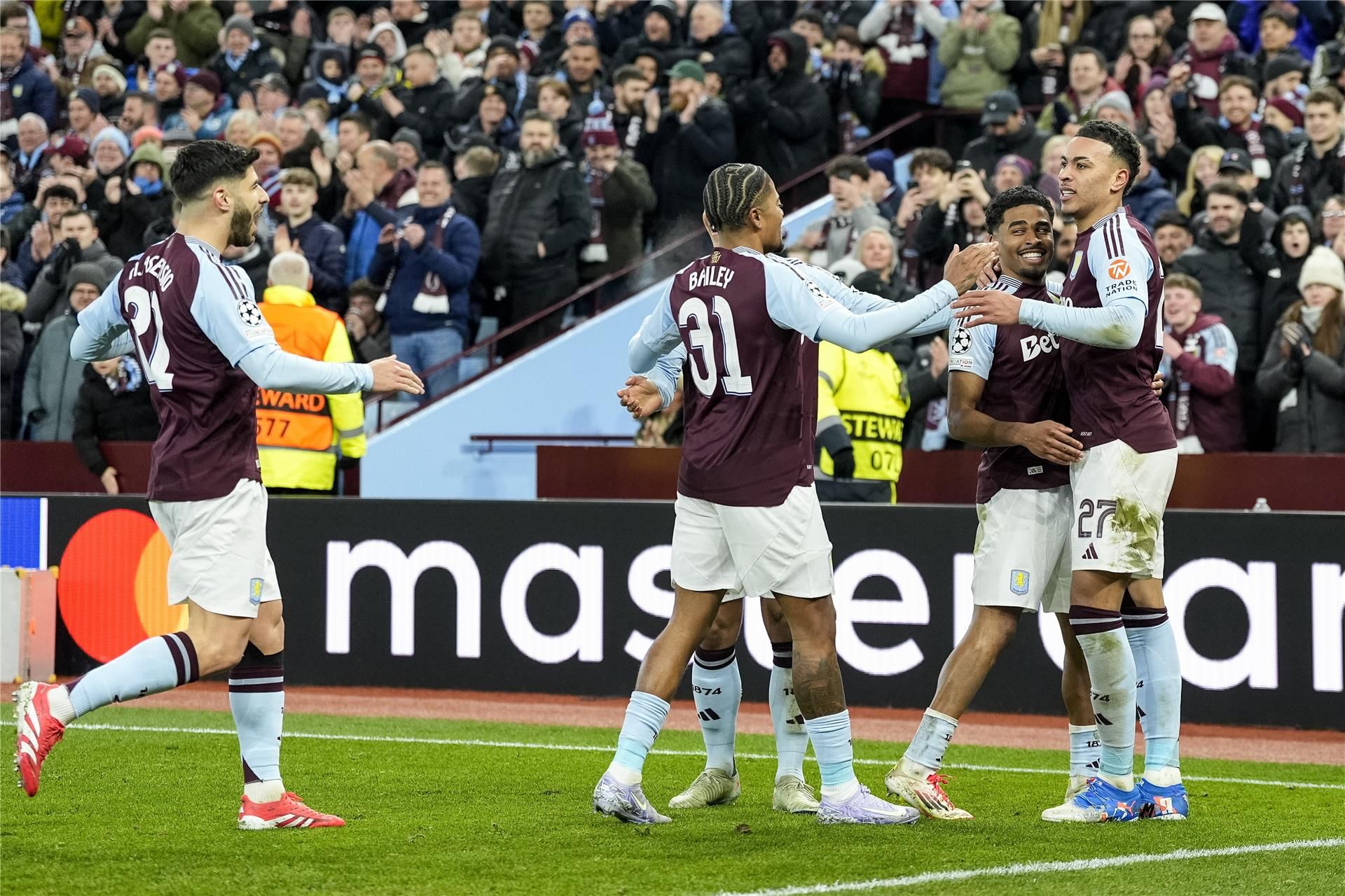 لاعبو أستون فيلا