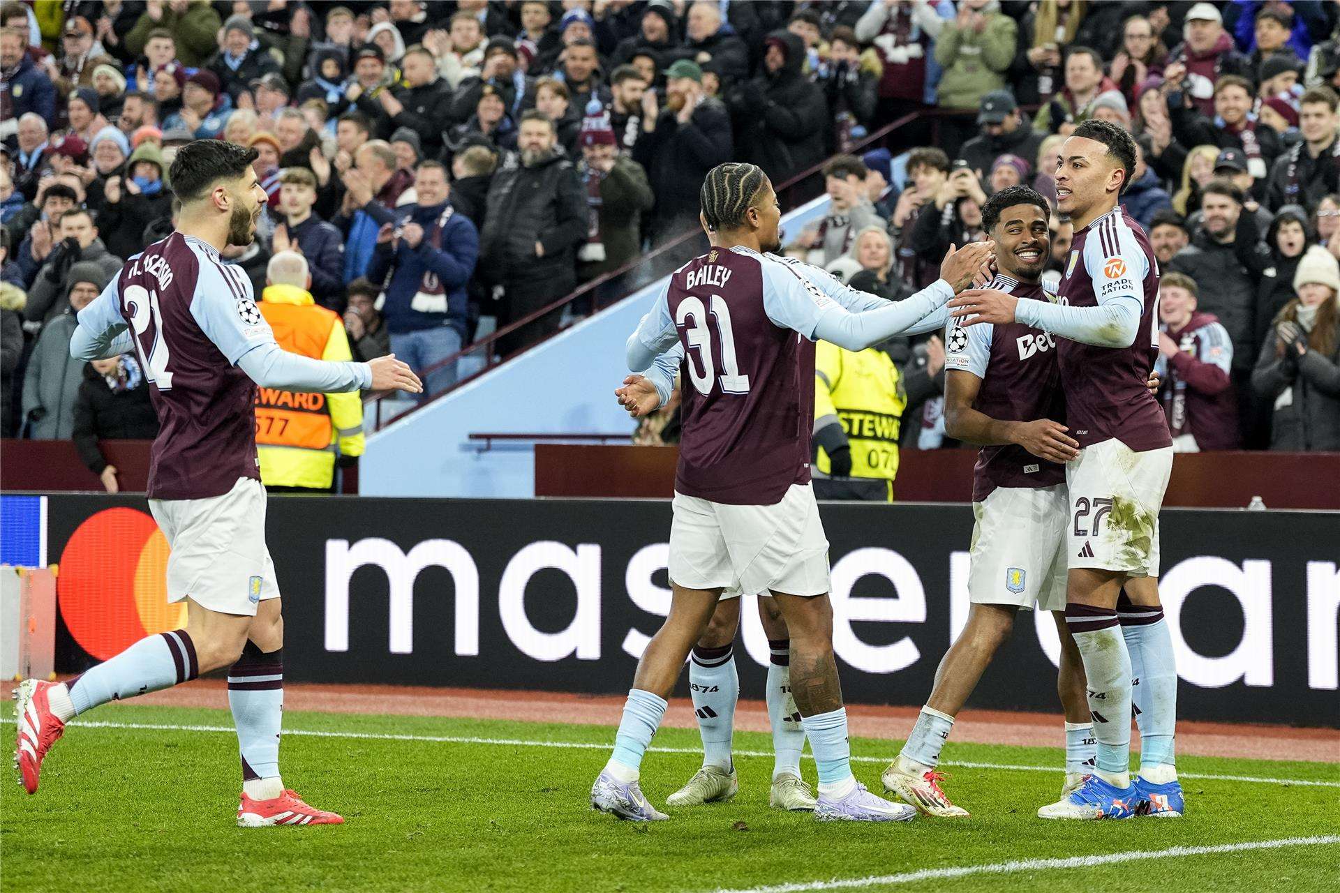 لاعبو أستون فيلا