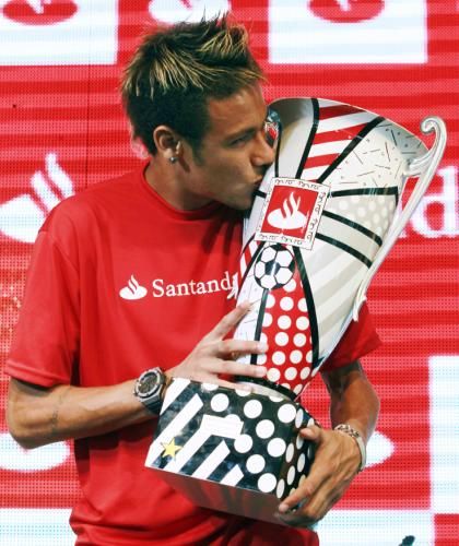 نيمار يحتفل بالجائزة