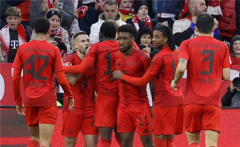 كومان (الثالث من اليمين)