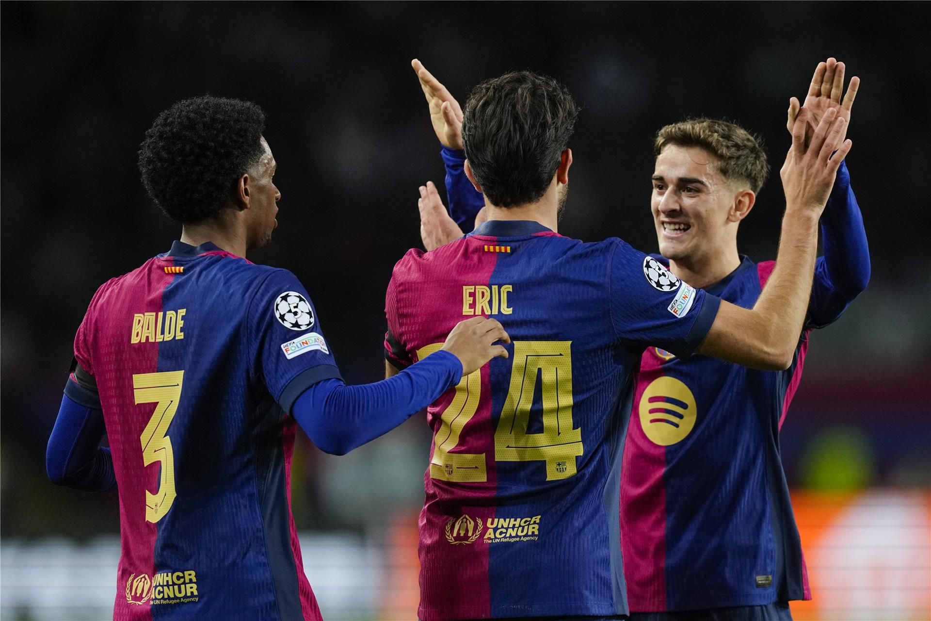 بالدي مع لاعبي برشلونة