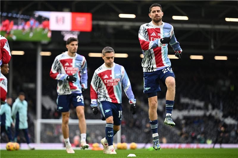 جورجينيو مع لاعبي آرسنال - أرشيفية