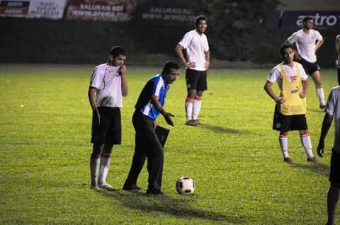مدرب المنتخب البحريني سلمان شريدة خلال التدريبات 