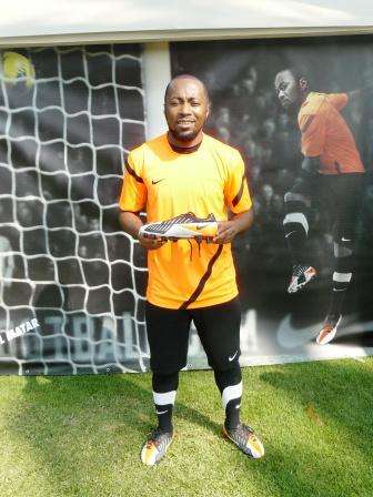 إسماعيل مطر يقدم الحذاء الرياضي الجديد .