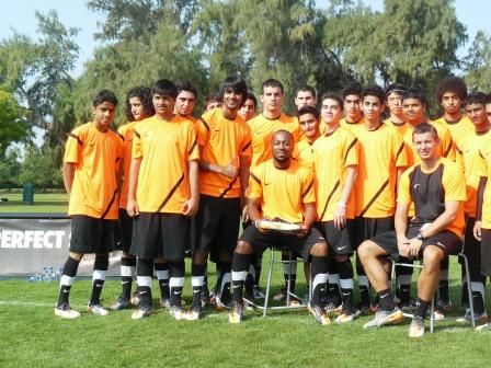 مطر يتوسط الشبّان المشاركين في حفل تقديم الحذاء . 