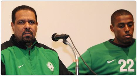 يوسف عنبر وبجانبه الحارس حسين شيعان في المؤتمر الصحفي