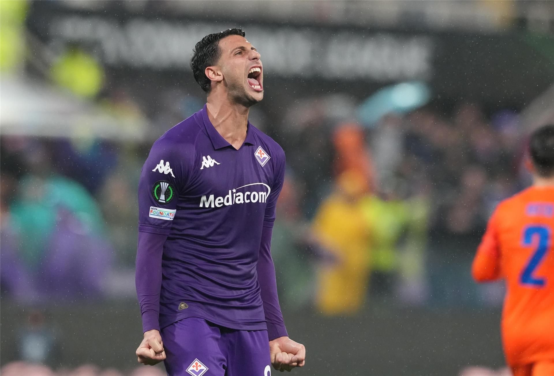 فرحة رولاندو ماندراجورا لاعب فيورنتينا