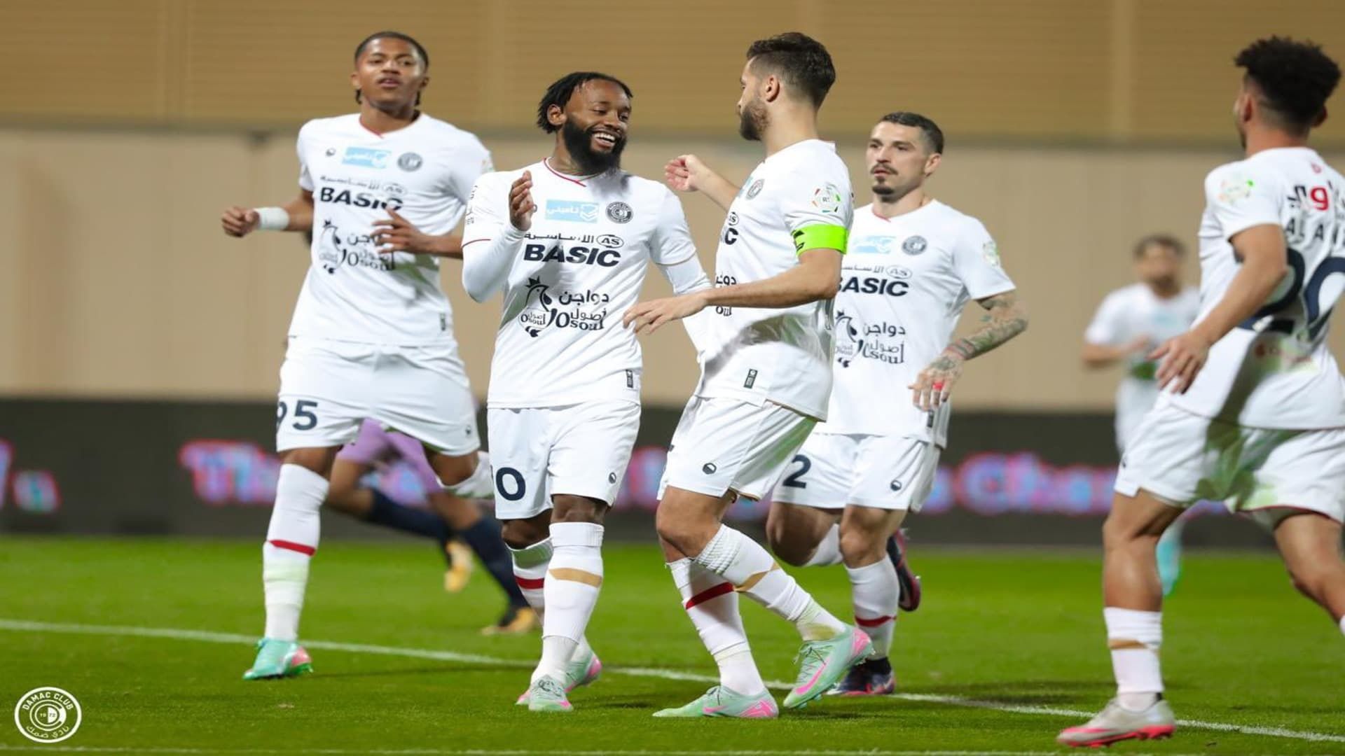 فرحة لاعبي ضمك