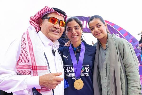 ليان ودينا جوهري مع والدهما في تتويج نيوم