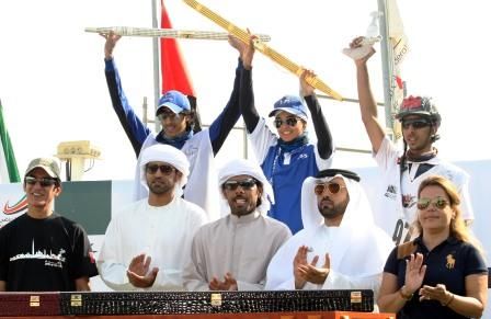 الأبطال الثلاثة الأوائل مع الحضور أثناء التتويج