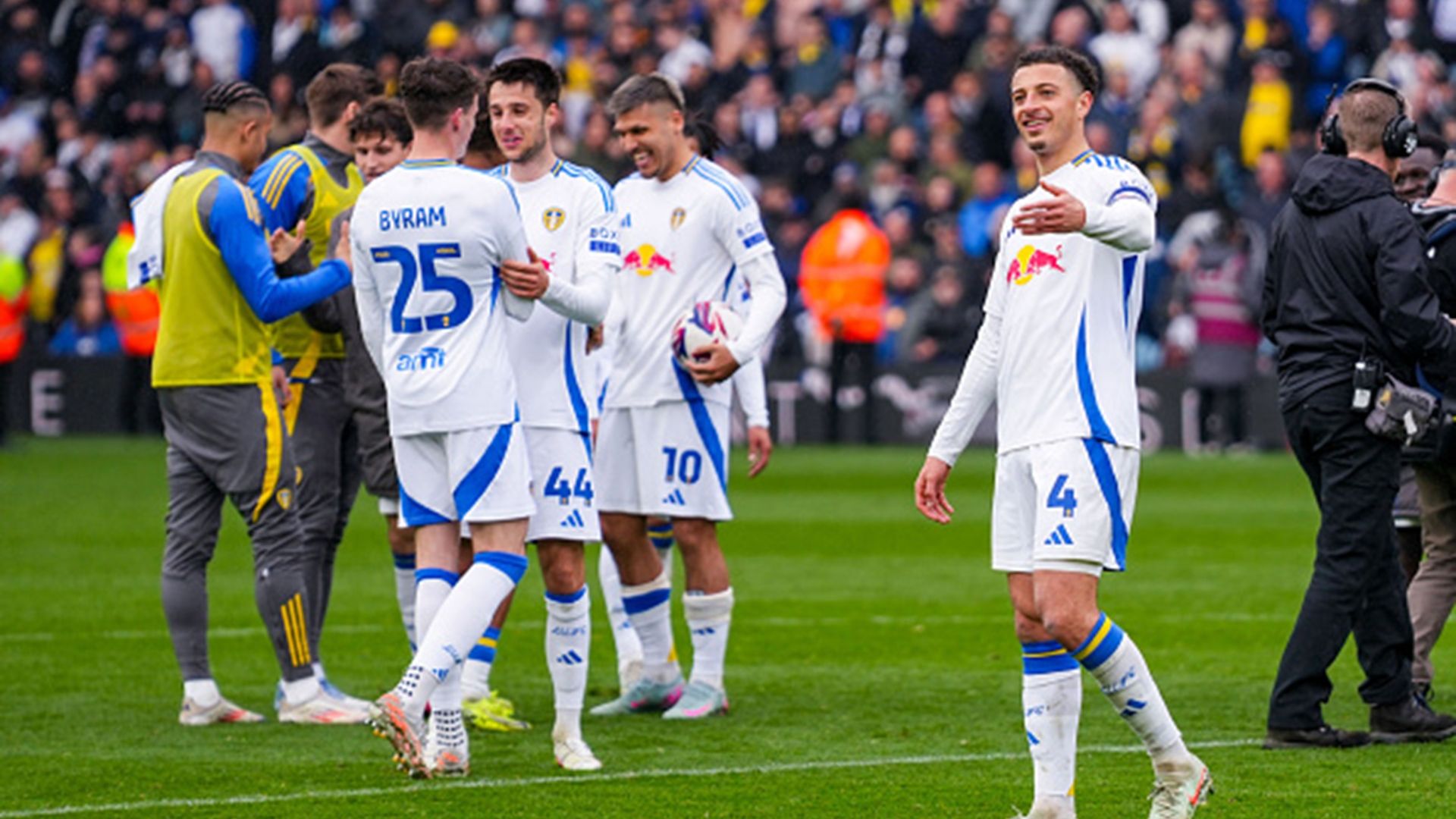 Fan de Leeds United avec prothèse oculaire arborant le blason du club