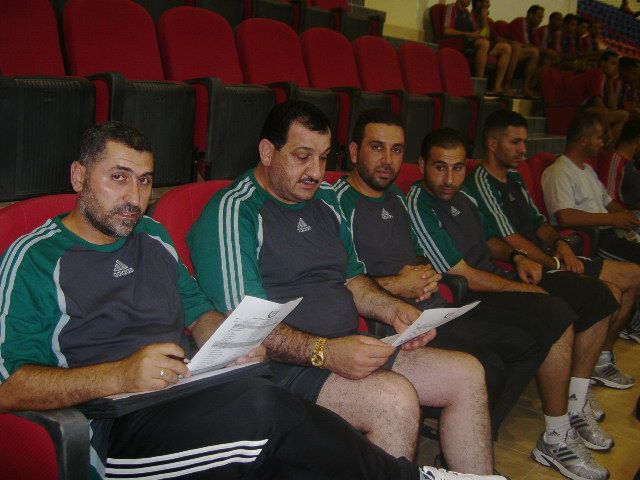 الجهاز الفني لشباب الاردن يتابع فريق الاهلي القطري عن كثب