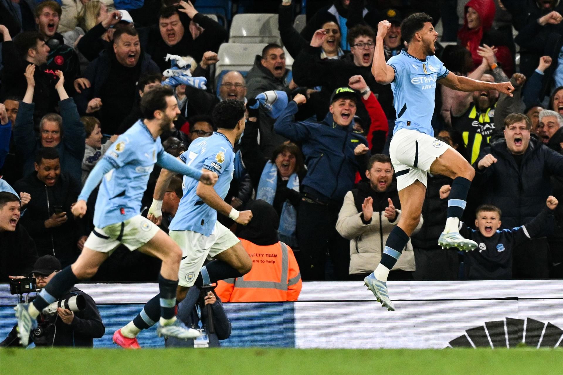 فرحة لاعبي السيتي بهدف الفوز