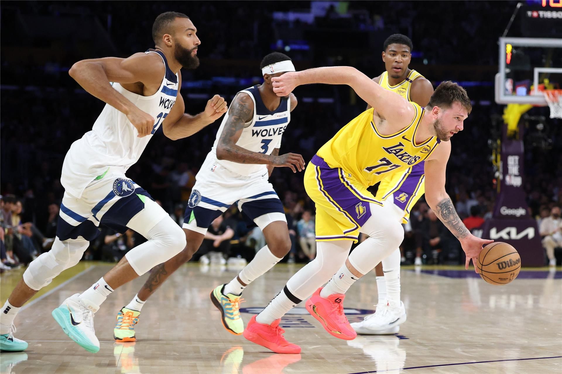 من مباراة لوس أنجليس ليكرز ومينيسوتا تمبرولفز