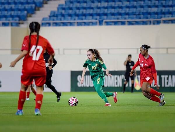 لقاء بين المنتخبين السعودي والبحريني للشابات