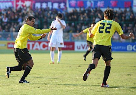 البرازيلي لياندرو دومينجيز يحتفل بعد احرازه هدف التعادل