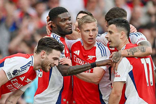 بارتي وسط لاعبي آرسنال