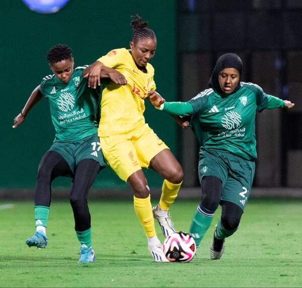 لقاء الذهاب بين الأهلي والقادسية