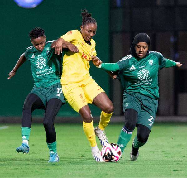 لقاء الذهاب بين الأهلي والقادسية