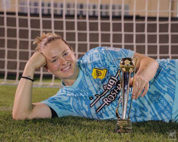 زالا ميرشنيك مع الجائزة