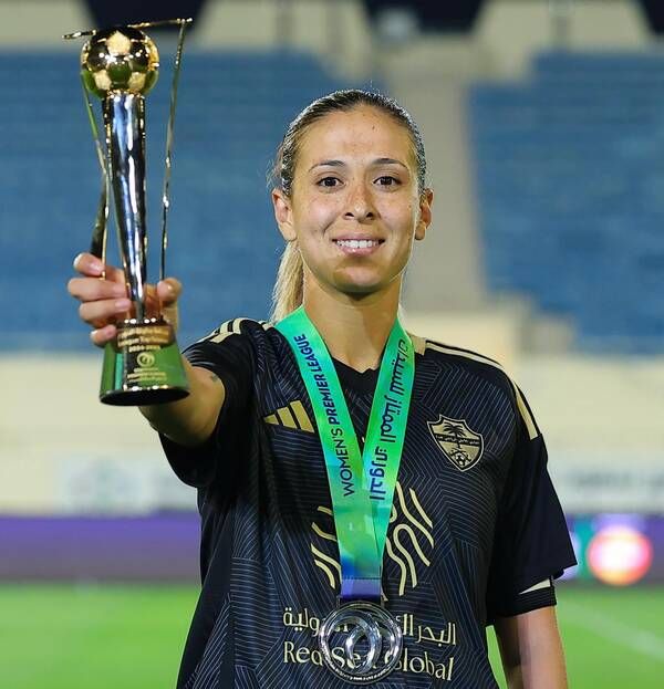 إبتسام جرايدي مع الجائزة